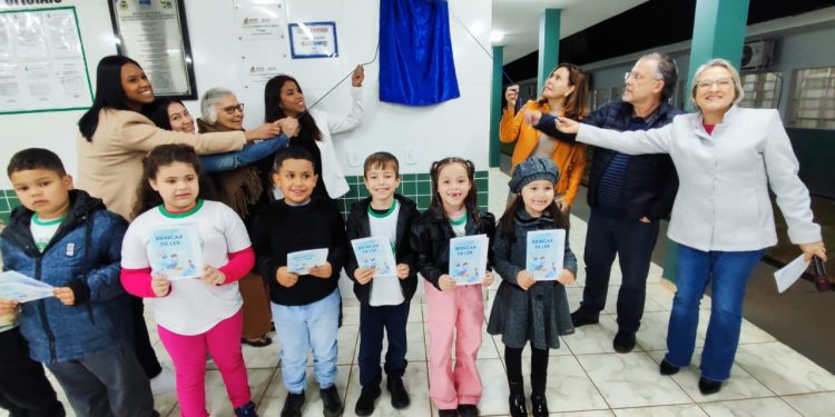 Mais uma escola municipal reformada é entregue à comunidade