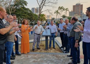 Totalmente revitalizada, Praça do Fórum é entregue à população de Campo Mourão