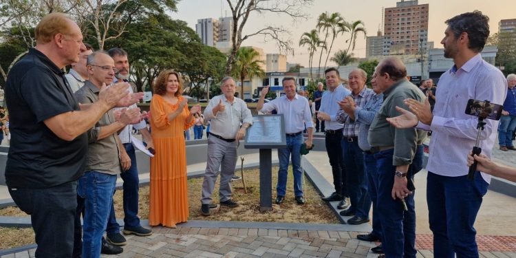 Totalmente revitalizada, Praça do Fórum é entregue à população de Campo Mourão