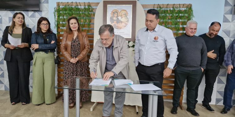 Assinada ordem de cessão de uso de imóvel para construção da nova sede do Lar dos Idosos em Campo Mourão