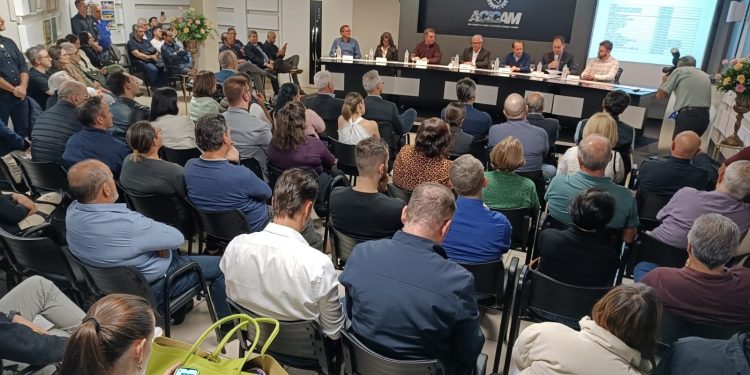 Cursos, novos associados, convidados e homenagens na reunião da Acicam