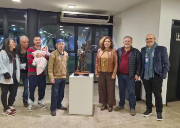 Secretaria de Cultura de Campo Mourão recebe escultura do artista plástico Bernardo de Matos