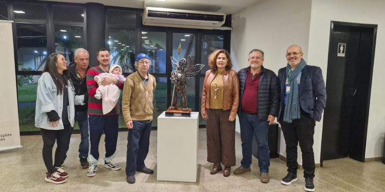 Secretaria de Cultura de Campo Mourão recebe escultura do artista plástico Bernardo de Matos