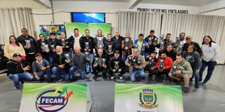 Campeões e vices dos Jogos Interclubes recebem premiação