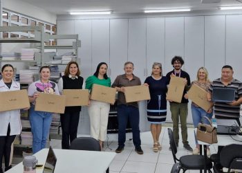 Escolas municipais recebem notebooks e acesso a plataformas pedagógicas inteligentes