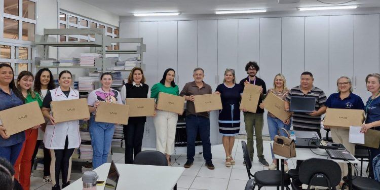 Escolas municipais recebem notebooks e acesso a plataformas pedagógicas inteligentes
