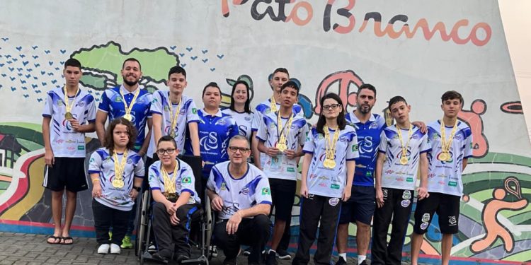 Equipe mourãoense de natação paralímpica é campeã absoluta dos Jogos Escolares do Paraná