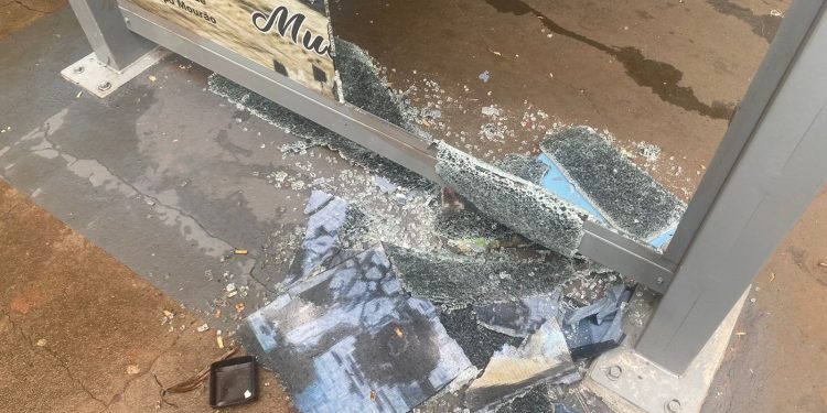 Campo Mourão enfrenta novo caso de vandalismo em ponto de ônibus recém-instalado