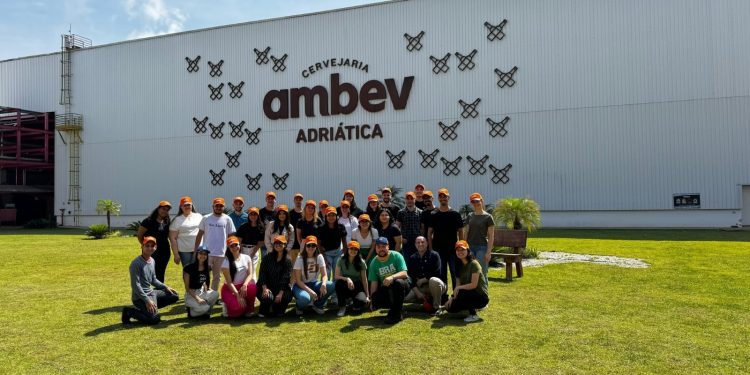 Unespar/C. Mourão: Acadêmicos de Ciências Contábeis fizeram visita ao CRCPR e a Ambev