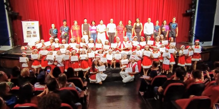 “O Natal dos Pequeninos” lotou o Teatro Municipal