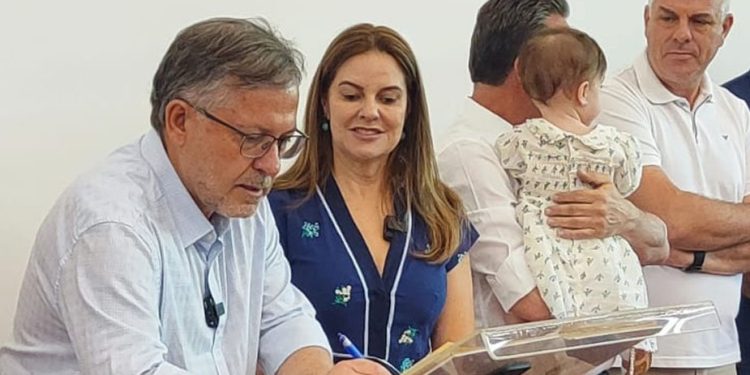 Vice-prefeita Fátima Nunes assume o comando do Poder Executivo