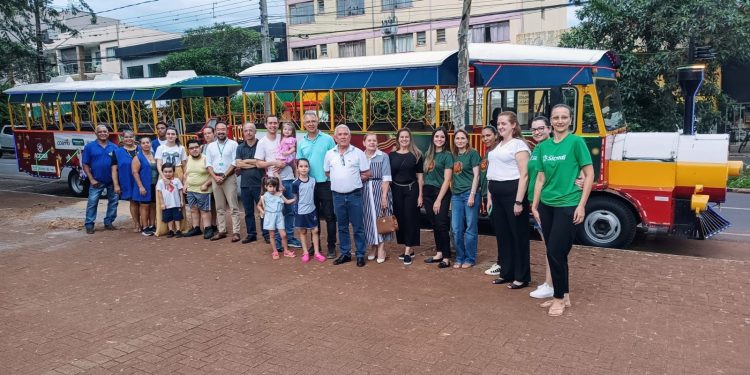 Começaram os passeios do trenzinho de Natal da Acicam