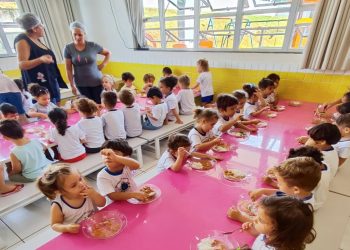 Cozinheiras da rede municipal de ensino de Campo Mourão participam de workshop sobre receitas saudáveis