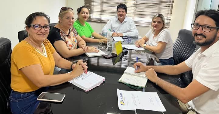 Prefeito Oclecio Meneses tratou sobre projetos de desenvolvimento educacional com equipe de Educação