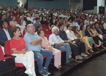 Público lota Teatro Municipal para ver Douglas ser empossado como Prefeito