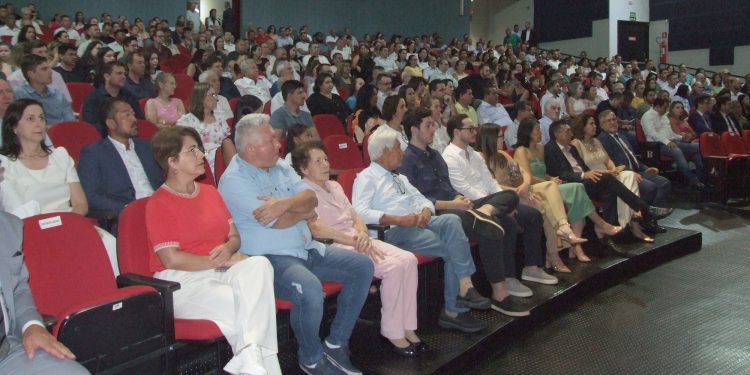 Público lota Teatro Municipal para ver Douglas ser empossado como Prefeito