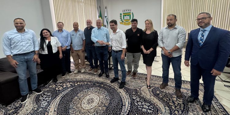 Prefeito e vereadores recebem a visita dos deputados Alexandre Curi e Do Carmo