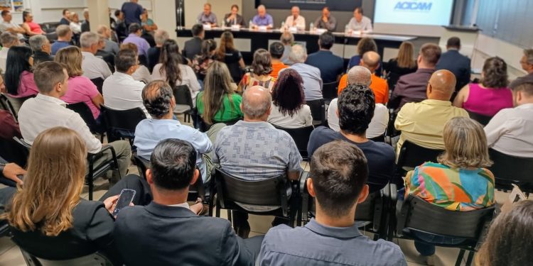 Vasta pauta e auditório lotado marcam a reunião da Acicam