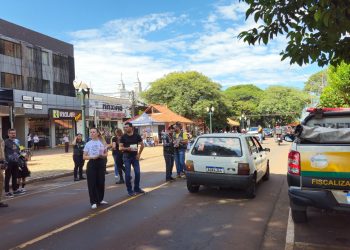 Blitz educativa “Bloquinho do Trânsito” promove conscientização no centro de Campo Mourão
