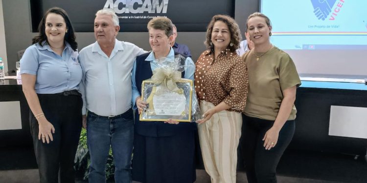 75 Anos: Colégio Vicentino Santa Cruz foi homenageado pela Acicam