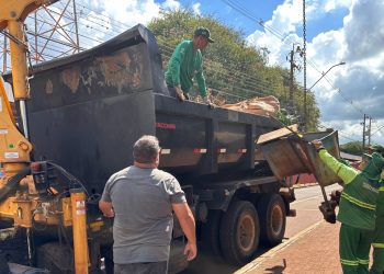 Prefeitura de Campo Mourão promove ação de limpeza na Praça Getúlio Vargas