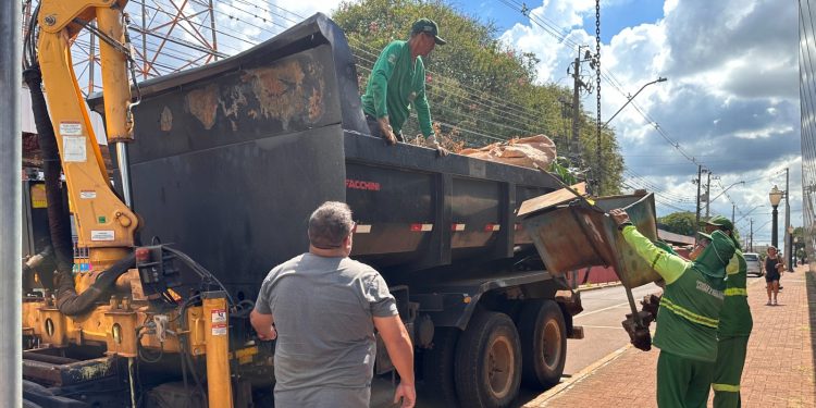 Prefeitura de Campo Mourão promove ação de limpeza na Praça Getúlio Vargas