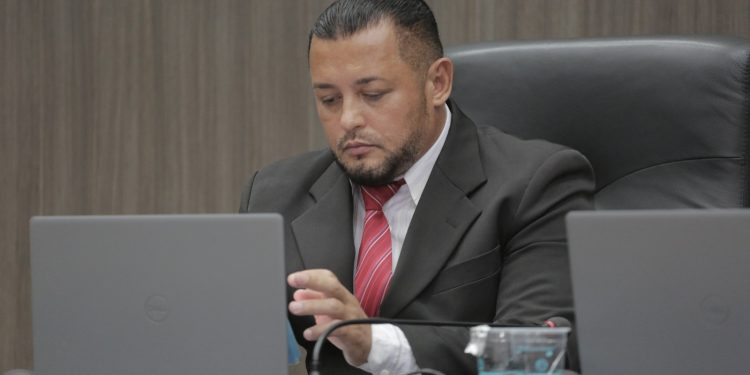 Dona de casa arrastada por enxurrada foi salva por dois militares