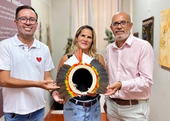Museu Municipal de Campo Mourão recebe cocar de aldeia indígena em Rondônia