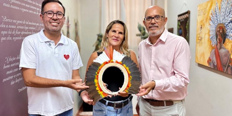 Museu Municipal de Campo Mourão recebe cocar de aldeia indígena em Rondônia