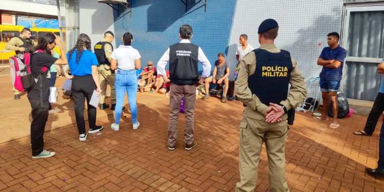 Nova ação conjunta abordou pessoas em situação de rua na praça central