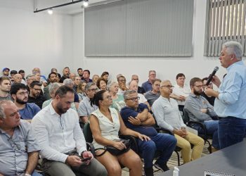 Prefeito Douglas Fabrício se reúne com moradores e associações do bairro Usina Mourão para discutir melhorias na infraestrutura