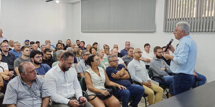 Prefeito Douglas Fabrício se reúne com moradores e associações do bairro Usina Mourão para discutir melhorias na infraestrutura