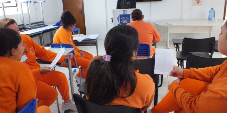 Mulheres em fase final de pena recebem apoio para recomeçar a vida fora do cárcere no Paraná