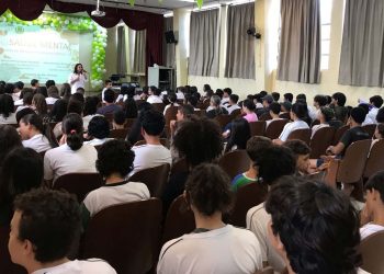 Secretaria de Saúde promove diálogo sobre drogas e saúde mental com estudantes de Campo Mourão