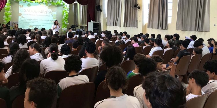 Secretaria de Saúde promove diálogo sobre drogas e saúde mental com estudantes de Campo Mourão