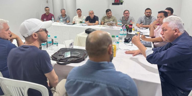 Prefeitura apresenta projeto de revitalização da Praça São José a padres do decanato de Campo Mourão
