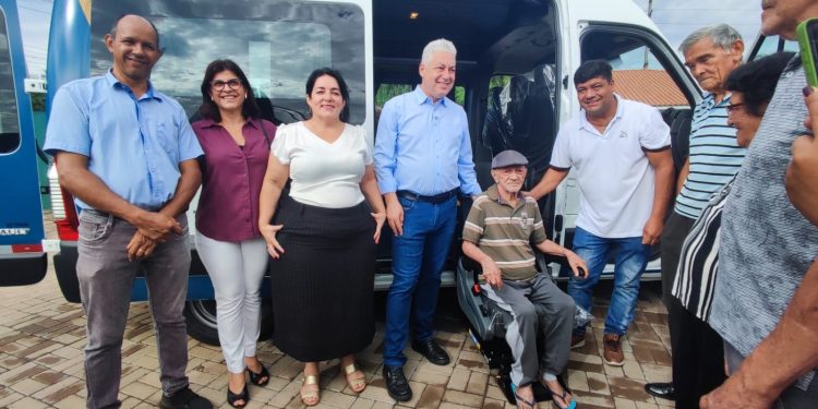 Centro Dia do Idoso ganha Van adaptada no 1º ano de aniversário