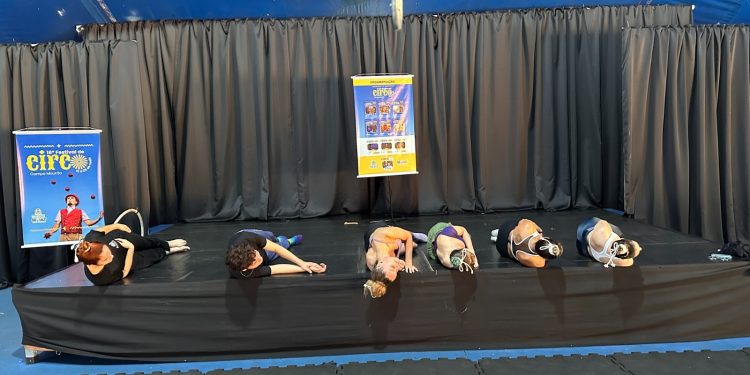 Vivência em técnica circense tradicional marca início das ações formativas do 16º Festival de Circo de Campo Mourão