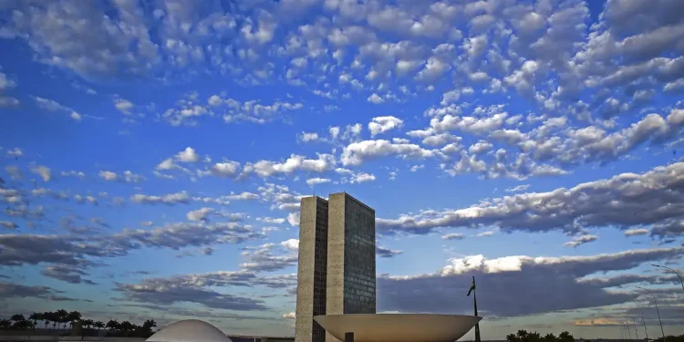 Relator antecipa fim da reeleição para 2030 e CCJ adia votação