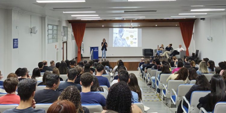 Diretran de Campo Mourão e PRF promovem palestra sobre direção defensiva a universitários