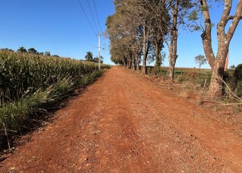 Prefeitura realiza manutenção em estrada rural estratégica para escoamento da produção e turismo