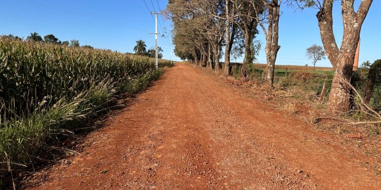 Prefeitura realiza manutenção em estrada rural estratégica para escoamento da produção e turismo