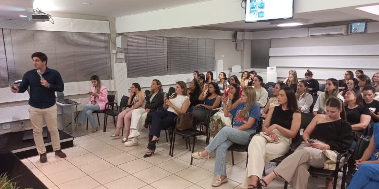 “Estratégias de Posicionamento Digital” mobiliza Acicam Mulher