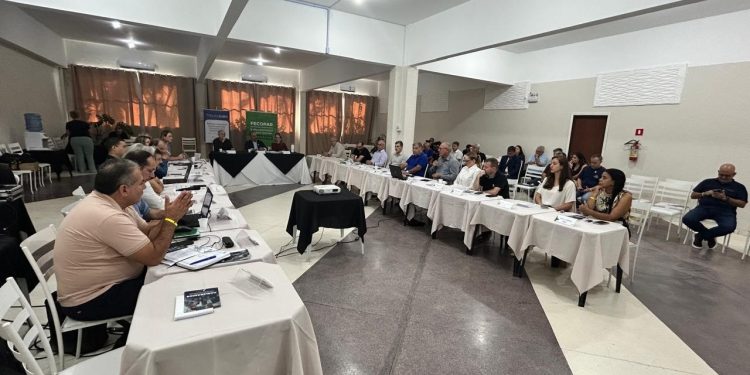 C. Mourão e região representados em reunião de conselho da Fecopar