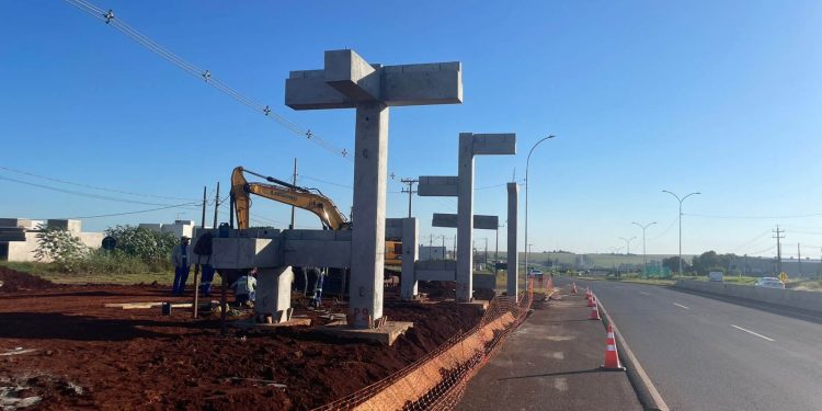 Novas passarelas para pedestres em rodovia de Campo Mourão ganham forma
