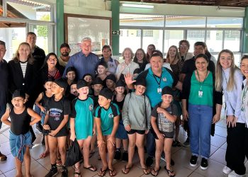 Prefeitura de Campo Mourão entrega kits de natação a alunos da Escola em Tempo Integral