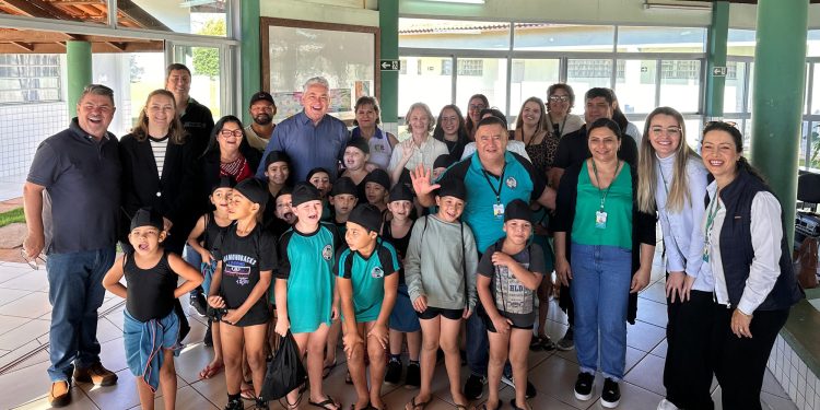 Prefeitura de Campo Mourão entrega kits de natação a alunos da Escola em Tempo Integral