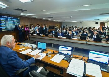 CCJ aprova fim da reeleição, mandatos de cinco anos e eleições unificadas