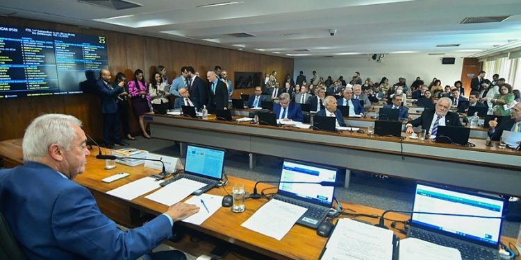 CCJ aprova fim da reeleição, mandatos de cinco anos e eleições unificadas