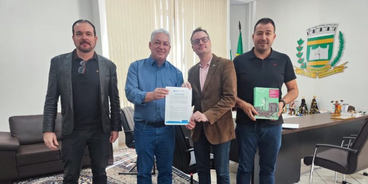 Conselho de Arquitetura e Urbanismo do Paraná entrega Carta de Intenções ao prefeito de Campo Mourão